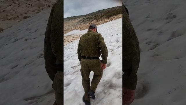 Снежник в горах, набираем воду из под снега. смотреть онлайн