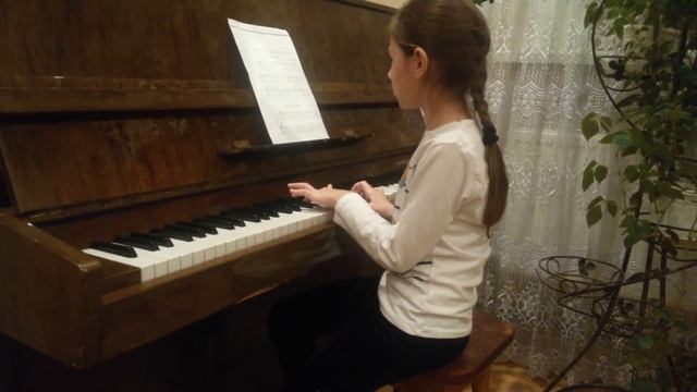 Вікторія виконує домашнє завдання з музичної школи. смотреть онлайн