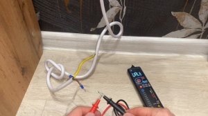 Проверка напряжения на провода с помощью щупов мультиметром BSIDE S1CL