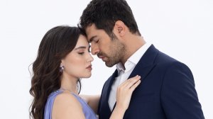 Джемре Арда и Гёкберк Йылдырым главные герои сериала "Ветреный холм"