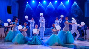 Танец в бело-голубом цвете с мячами