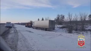 В Оренбургской области полицейские оказали помощь дальнобойщику из Узбекистана, съехавшему в кювет
