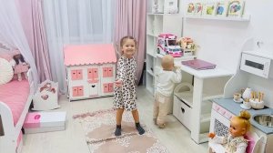 Let’s tidy up! Learn to clean with Sophie and David.