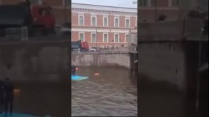Автобус с пассажирами упал в реку Мойку в Петербурге
