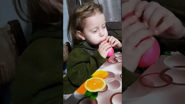 Учимся надувать шарик смотреть онлайн