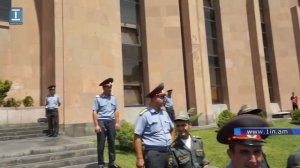 «50 դրամանոց» գրությամբ տորթ՝ քաղաքապետին