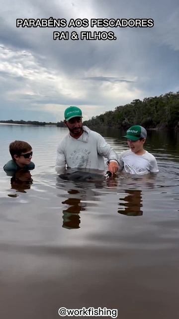 Esse ai valeu a pena ter esperado parabéns à atitude desses pescadores pescador pescaria shorts