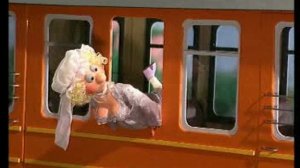 во время езды на поезде не высовывайтесь в окно