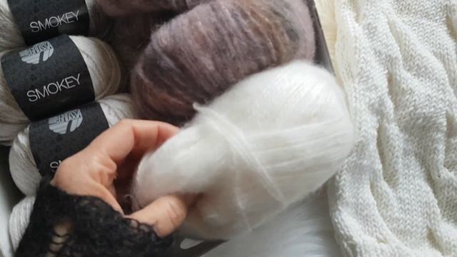 Мои запасы мохеровой пряжи  с фабрики.. Белый жилет почти готов..огород в декабре в Германии 🤗