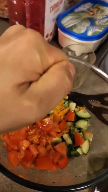 #healthylifestyle #salad #saladrecipe #healthy #lemon #carrots #tomato #cucumber #pepper #fitness