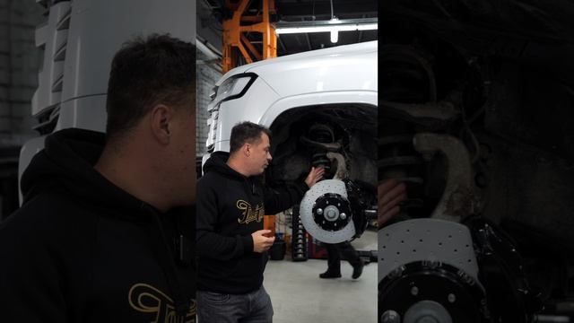 Установили на Toyota Land Cruiser 300 усиленную тормозную систему Brembo и окрасили суппорта