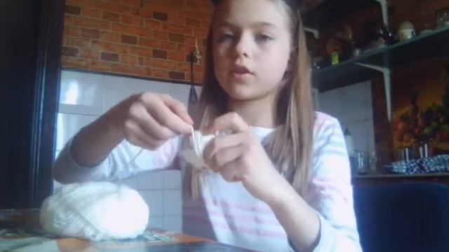 Простая подделка из картона и ниток. Просто и красиво)