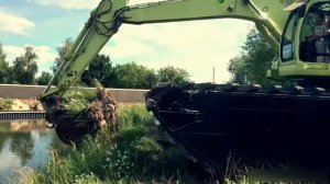 Очистка водоема и дноуглубление плавающим экскаватором