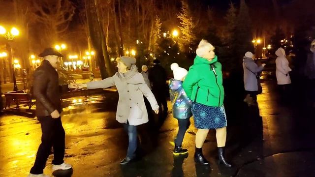 НАМ ОТ ЛЮБВИ НЕ УЙТИ!💃🕺❤️/ТАНЦЫ В ПАРКЕ ГОРЬКОГО ХАРЬКОВ НОЯБРЬ 2021 смотреть онлайн