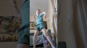 Я танцую под песню Глич.