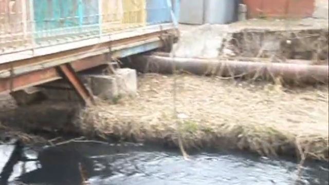 Винницкая «вонючка» сбрасывает в Буг черную воду смотреть онлайн