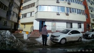 Мыть автомобиль во дворе многоквартирного дома нельзя.