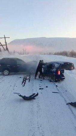 Первые кадры смертельного ДТП в Норильске. На данный момент известно об одном погибшем.