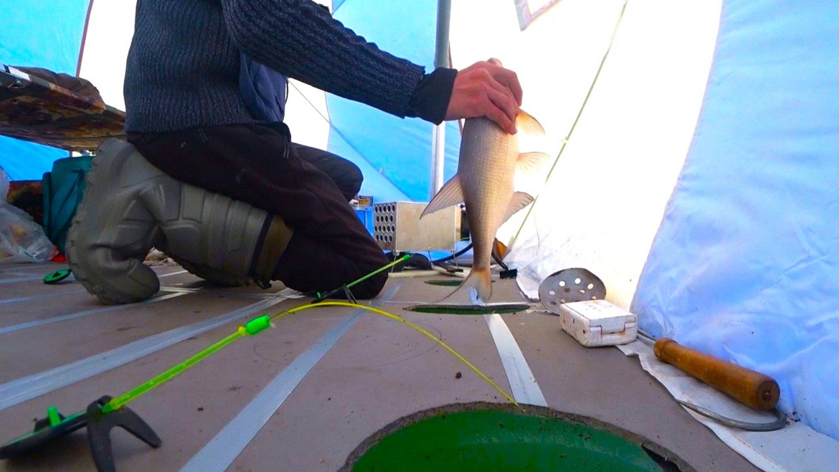 ОДНА ЗА ОДНОЙ... КРУПНЫЙ, ГОРБАТЫЙ!!! В ДОМЕ НА ЛЬДУ ЗИМНЯЯ РЫБАЛКА НА ЛЕЩА