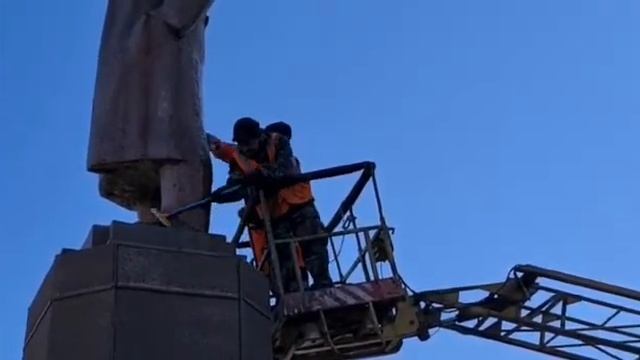 Уборка памятника Ленину в Ачинске смотреть онлайн