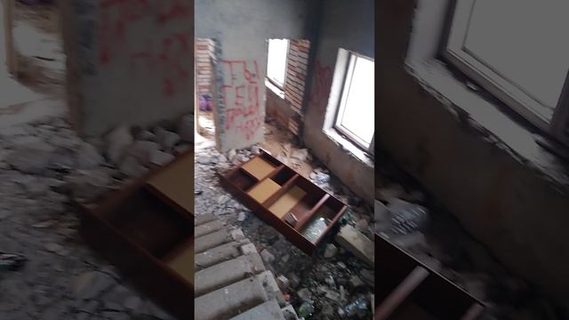 Спускаемся со второго этажа заброшки, за лестницей проход на -1 этаж