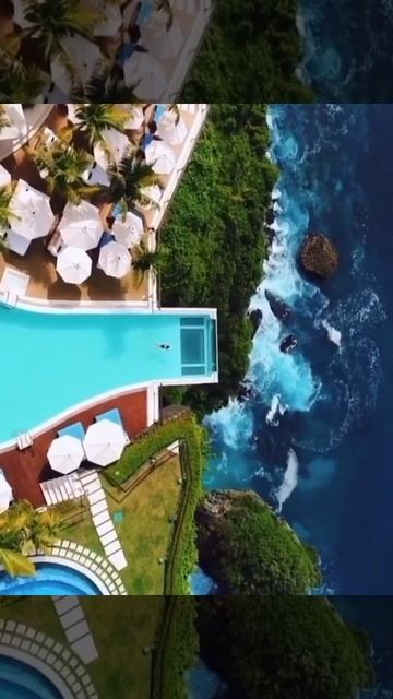 Нереально красивый вид из бассейна в одном из лучших отелей на #Бали, Индонезия 🤩 смотреть онлайн