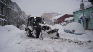 Гигантские сугробы и разрушенные снегопадом дома. Небывалые метели бушуют в Грузии