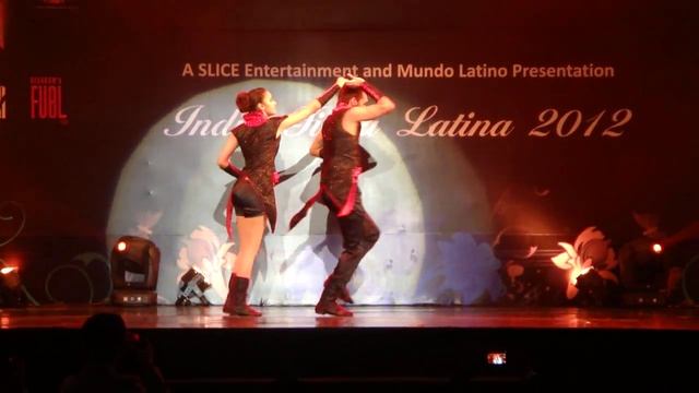 Salsa Performance by Vineet and Sahiba Song -  Beautiful - Edwin Rivera смотреть онлайн