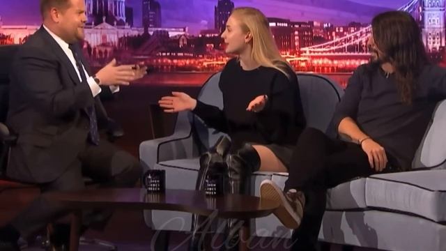 Sansa Stark reads Eminem смотреть онлайн