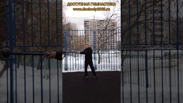 Упражнения с двуручной булавой весом 2.5 кг зимой на детской игровой площадке (5)