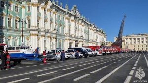 На главную площадь лучшего города земли специалисты #МЧС_Петербурга доставляли новые образцы техники