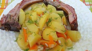 Картофель тушёный с копчёными рёбрами