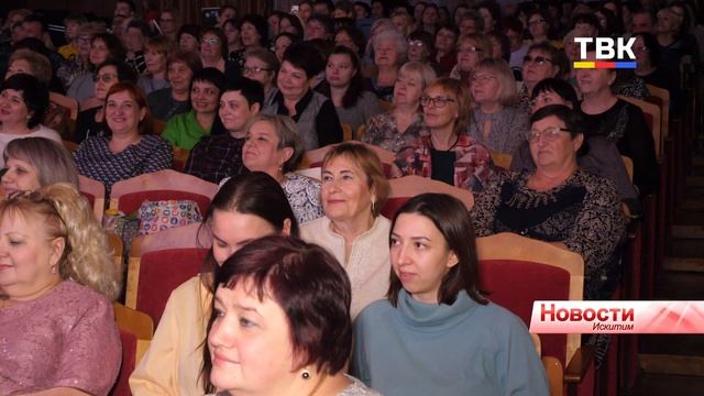 Букет тюльпанов и праздничный концерт в подарок получили женщины Искитима