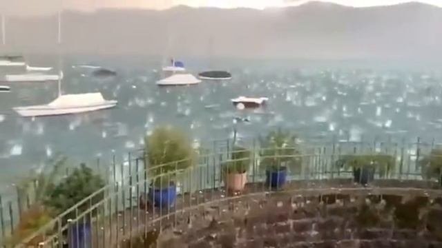 Крупный град на Тунском озере в Швейцарии пришел на смену сильной жаре. смотреть онлайн