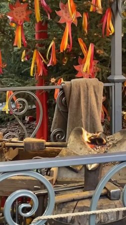 Кузнец кует металл древним методом во время Масленицы на «Манежной площади». #shorts