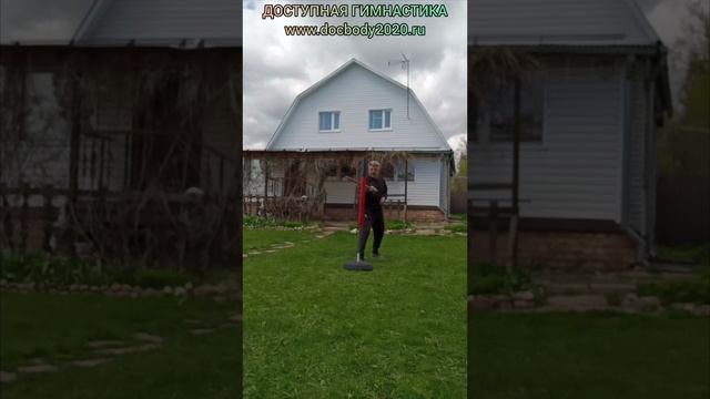Отработка ударов ротанговыми палками на макиваре в деревне (3)