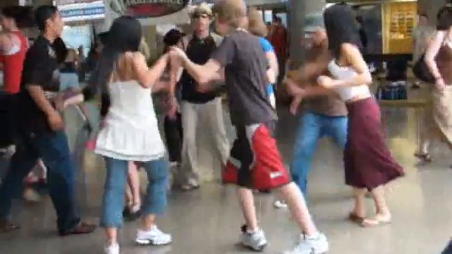 peter's impromptu rueda salsa at robson square смотреть онлайн
