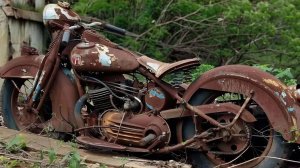 Мужчина восстанавливает 40-летний классический мотоцикл до нового