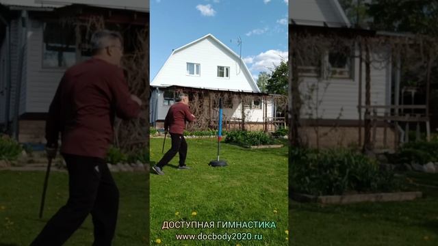 Отработка ударов ротанговыми палками на макиваре в деревне (11)