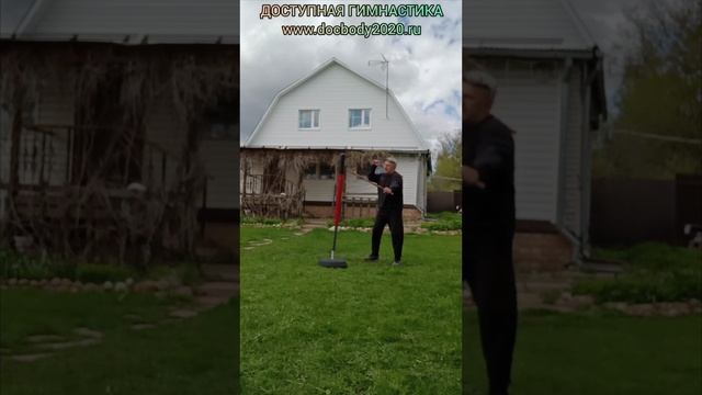 Отработка ударов ротанговыми палками на макиваре в деревне (9)