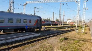 Прибытие на станцию Лихая С.-К. ж.д. пассажирским поездов, вид из вагона