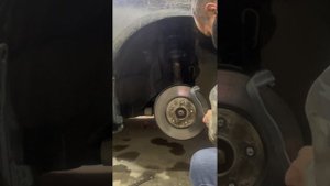 Замена передних тормозных колодок Opel Astra j