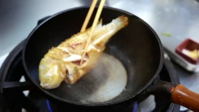 Японская уличная еда - ЯПОНСКАЯ ФЛАГОВАЯ РЫБА Морепродукты Окинавы Япония. смотреть онлайн