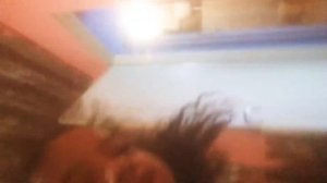 Novinha segurando a cama pera pela sua primeira vez