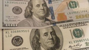Банки ввели комиссию за продажу "новых" долларов: от 200 до 1000 рублей за купюру