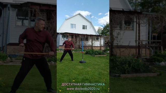 Отработка ударов ротанговыми палками на макиваре в деревне (14)