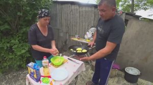 Деревенская женщина, жарит котлеты без фарша. Жизнь в деревне