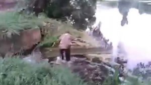 14 ЛЕТНИЙ ПАРЕНЬ НАПИЛСЯ И ВАЛЯЕТСЯ В ЛУЖЕ