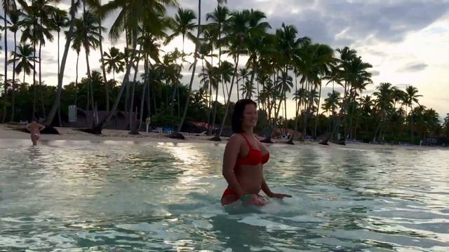 Отель GRAND PARADISE SAMANA купание на закате смотреть онлайн