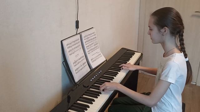 Играю «Менуэт До минор из французской сюиты № 2» (И. С. Бах)